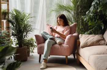 Fotel w innym kolorze niż kanapa – poznaj nasze pomysły na aranżację!