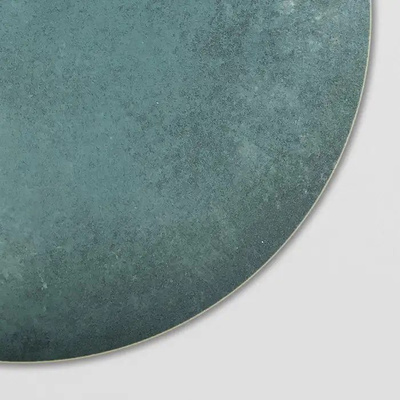 Cosmic Verdigris - Ręcznie wykonany, patynowany kinkiet ścienny z mosiądzu w nowoczesnym stylu