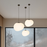 Lampa wisząca STONES 30 cm w stylu Japandi - z białym akrylowym kloszem inspirowanym kamieniem - minimalistyczne oświetlenie sufitowe do salonu E27