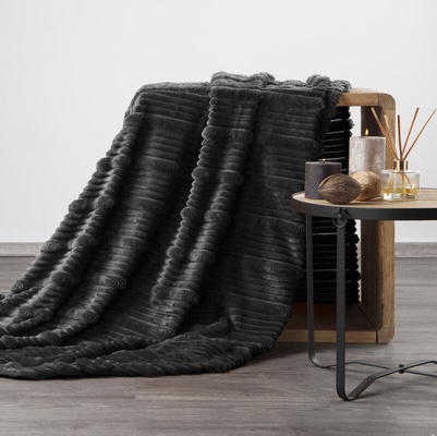 Koc Nina czarny 150x200