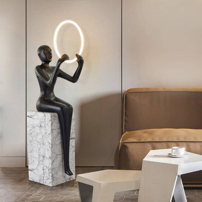 HUMAN Sitting Lampa