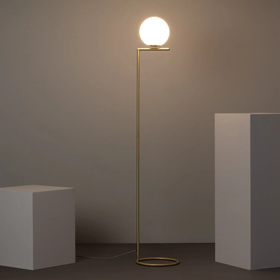 Lampa Podłogowa Złota Szklana Kula Mleczna Abruzzo Home