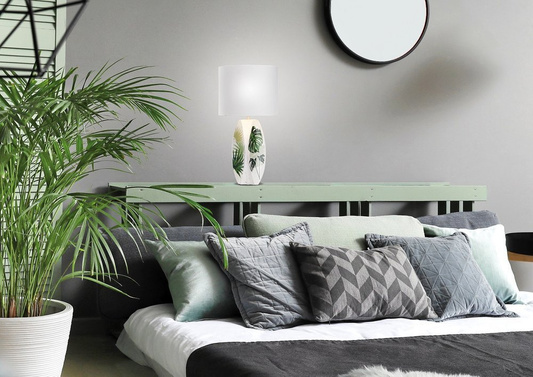 Lampka nocna Palma biała ceramiczna rustykalna z abażurem
