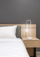 Lampka nocna Laren Ledea biała metalowa nowoczesna E27