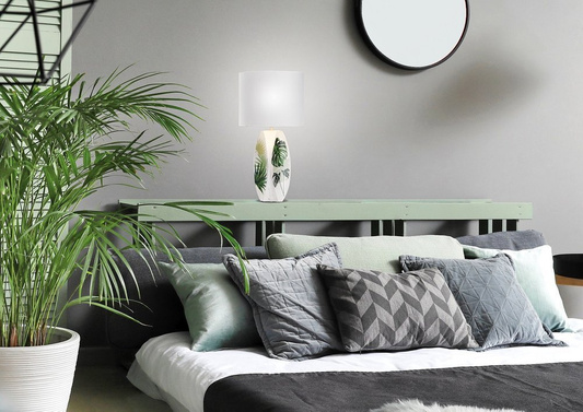 Lampka nocna Palma biała ceramiczna rustykalna z abażurem
