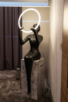 HUMAN Sitting Lampa