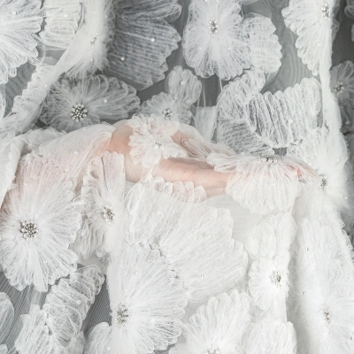 Zasłona biała z siateczki zdobiona kwiatami z dodatkiem drobnych perełek 3D 140x250 cm przelotka - JASMIN Eva Minge Eurofirany