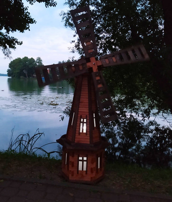 Wiatrak ogrodowy z ośwetleniem solarnym LED 100cm W3_S