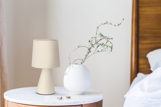 Lampka nocna Satti beżowa ceramiczna z abażurem klasyczna lampka stołowa
