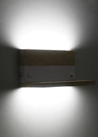 A lampa kinkiet drewniany+bały z półką led 4000k