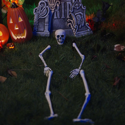 Szkielet Halloween z kolcami na ziemi Biały 45,5 x 13 cm