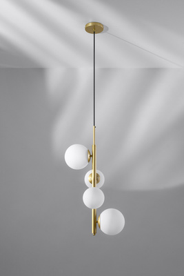 Lampa wisząca CORDEL elegancka - złoty mosiądz z białymi kloszami kulkami - designerska lampa do salonu 4x G9 LED