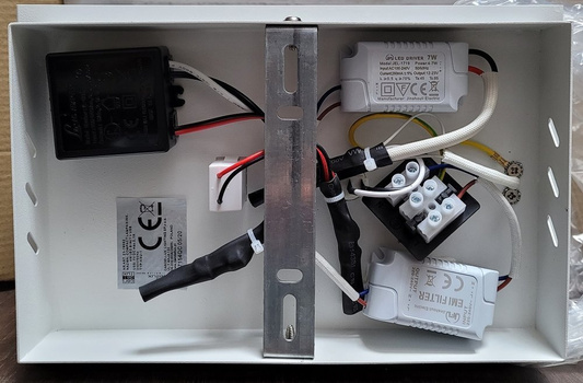 Kinkiet biały LED z półką na telefon ładowarka USB Compact Candellux 21-76052