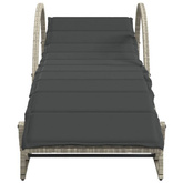 vidaXL Leżaki ze stolikiem, 2 szt., jasnoszare, polirattan