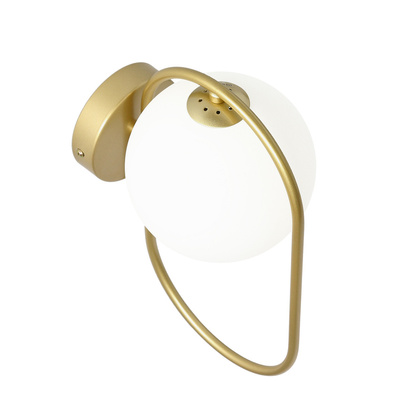 Kinkiet ścienny CORDEL elegancki  – złoty mosiądzowany ring z mlecznym kloszem kulką - elegancka lampa ścienna G9 LED