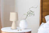 Lampka nocna Satti beżowa ceramiczna z abażurem klasyczna lampka stołowa
