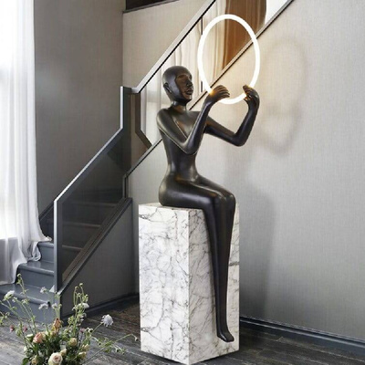 HUMAN Sitting Lampa