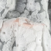 Zasłona biała z siateczki zdobiona kwiatami z dodatkiem drobnych perełek 3D 140x250 cm przelotka - JASMIN Eva Minge Eurofirany