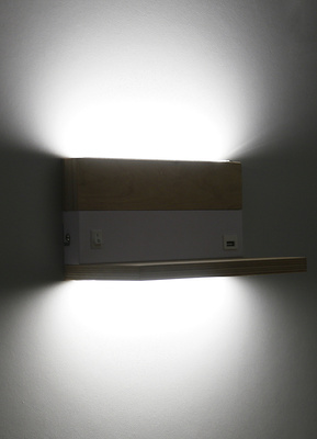 A lampa kinkiet drewniany+bały z półką led 4000k
