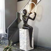 HUMAN Sitting Lampa