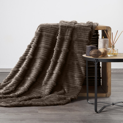 Koc Nina ciemnobrązowy 150x200