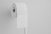 Biały stojak na papier toaletowy KS-57 PAPER STAND z serii KAJA HOME