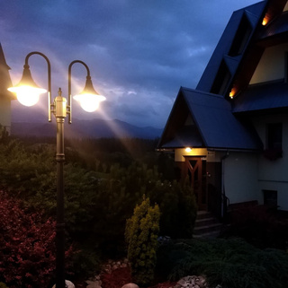 Wysoka zewnętrzna lampa stojąca K-8132 czarna z serii BOSTON KAJA